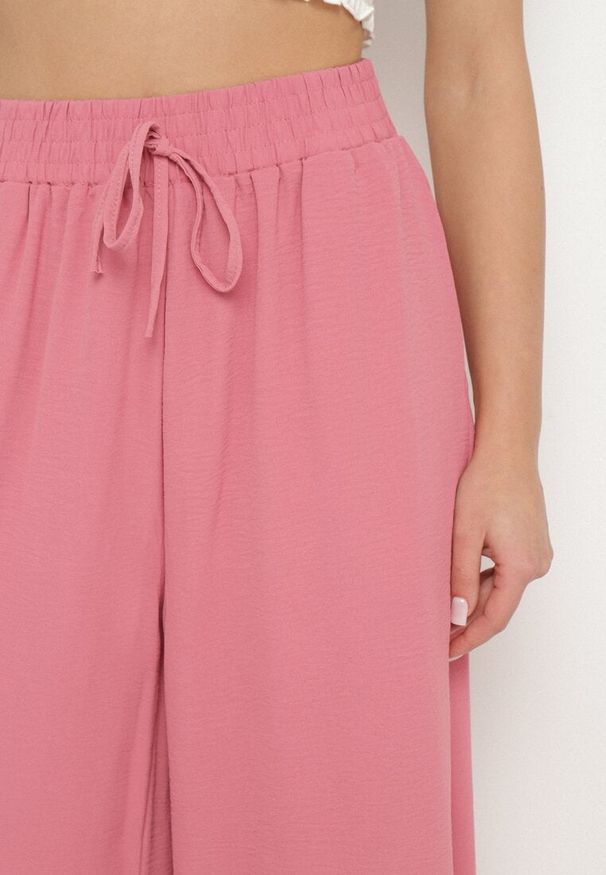 Born2be - Różowe Szerokie Spodnie Typu Palazzo z Wiązaniem Ulialitia. Okazja: na co dzień. Stan: podwyższony. Kolor: różowy. Styl: elegancki, casual