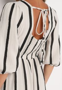 Born2be - Biało-Czarna Taliowana Sukienka z Bawełny z Motywem Pasków Rivettes. Okazja: do pracy, na co dzień. Typ kołnierza: dekolt w kształcie V. Kolor: biały. Materiał: bawełna. Wzór: aplikacja. Typ sukienki: proste. Styl: klasyczny, casual, elegancki #2