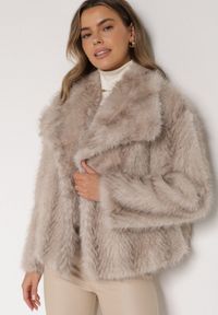 Born2be - Beżowa Futrzana Kurtka z Cieniowanym Wzorem Monizavia. Okazja: na co dzień. Kolor: beżowy. Materiał: futro. Styl: casual, klasyczny #5