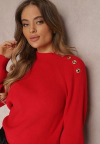 Renee - Czerwony Sweter Dzianinowy z Długim Rękawem i Guzikami Kithi. Kolor: czerwony. Materiał: dzianina. Długość rękawa: długi rękaw. Długość: długie #3