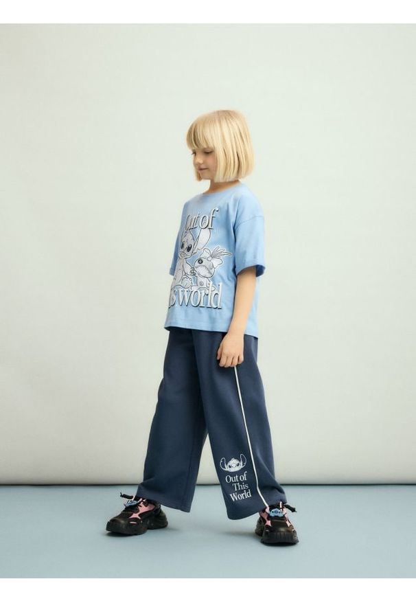 Reserved - Spodnie z breloczkiem Lilo i Stitch - granatowy. Kolor: niebieski. Materiał: dzianina, bawełna, dresówka