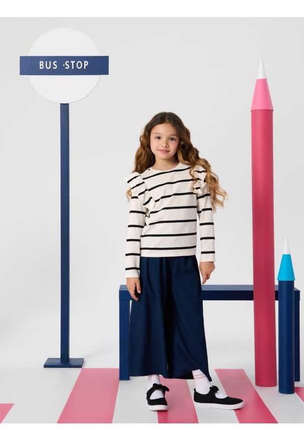 Sinsay - Koszulka z długimi rękawami i ozdobną falbaną - wielobarwny. Długość rękawa: długi rękaw. Długość: długie