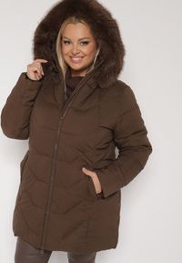 Born2be - Brązowa Pikowana Kurtka Zimowa z Kapturem i Futrem z Możliwością Odpięcia Fedrika. Okazja: na co dzień. Typ kołnierza: kaptur. Kolekcja: plus size. Kolor: brązowy. Materiał: futro. Sezon: zima. Styl: casual #1