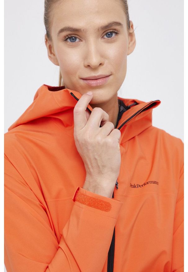 Peak Performance Kurtka damska kolor pomarańczowy przejściowa. Okazja: na co dzień. Typ kołnierza: kaptur. Kolor: pomarańczowy. Materiał: tkanina. Wzór: gładki. Styl: casual