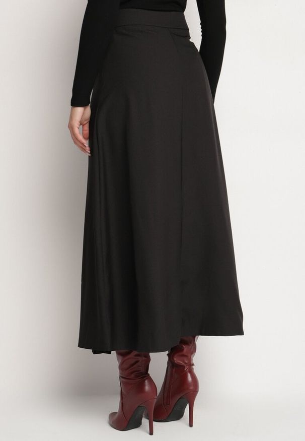 Born2be - Czarna Trapezowa Spódnica Plisowana z Wiskozą Ozdobiona Klamrą Calemi. Okazja: na co dzień. Kolor: czarny. Materiał: wiskoza. Wzór: aplikacja. Styl: casual, elegancki