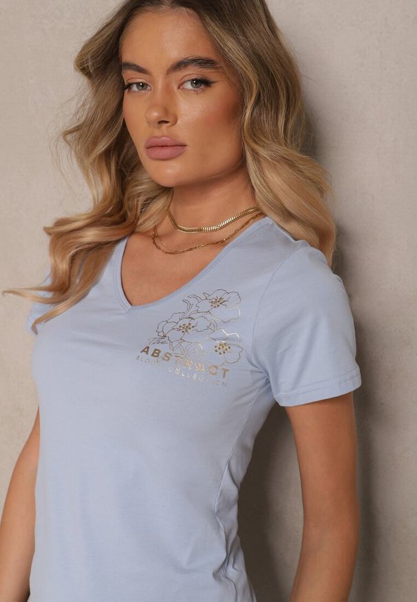 Renee - Jasnoniebieski T-shirt Bawełniany z Nadrukiem i Dekoltem w Serek Elarinia. Okazja: na co dzień. Typ kołnierza: dekolt w serek. Kolor: niebieski. Materiał: bawełna. Wzór: nadruk. Styl: elegancki, casual