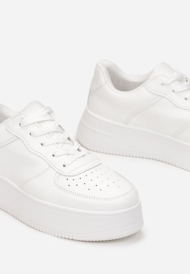 Born2be - Białe Sneakersy na Platfromie z Bieżnikiem i Perforacją Artie. Kolor: biały. Materiał: skóra. Sezon: jesień, wiosna. Obcas: na platformie