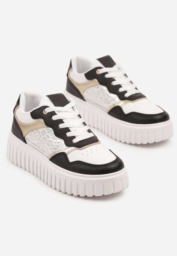 Renee - Biało-Czarne Sneakersy na Platformie z Tłoczeniem Ozdobione Panterką i Perforacją Udivaya. Okazja: na co dzień. Nosek buta: okrągły. Zapięcie: sznurówki. Kolor: biały. Materiał: jeans. Wzór: aplikacja, motyw zwierzęcy. Sezon: lato, wiosna. Obcas: na platformie