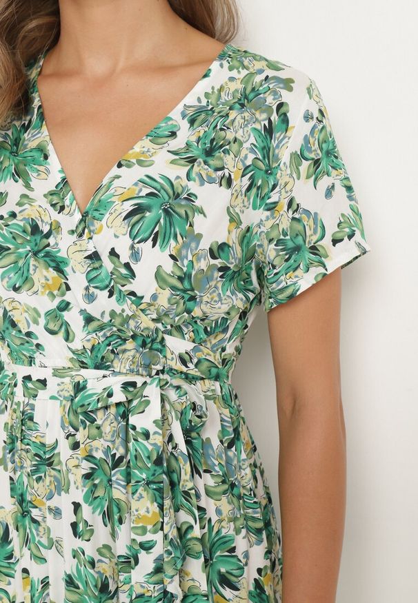 Born2be - Zielona Wiskozowa Sukienka o Rozkloszowanym Kroju z Gumką w Talii i Materiałowym Paskiem Vikletta. Kolor: zielony. Materiał: wiskoza, materiał. Długość rękawa: krótki rękaw. Typ sukienki: rozkloszowane. Styl: elegancki