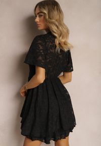 Renee - Czarna Rozkloszowana Sukienka z Dekoltem Zapinanym na Napy Tarae. Okazja: na co dzień. Kolor: czarny. Styl: elegancki, casual #3