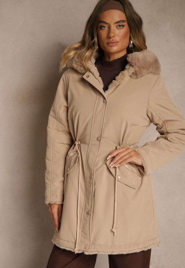 Renee - Beżowa Kurtka Parka Dwustronna z Futerkiem i Kapturem Alerisse. Okazja: na spacer, na imprezę. Kolor: beżowy. Materiał: futro. Wzór: gładki