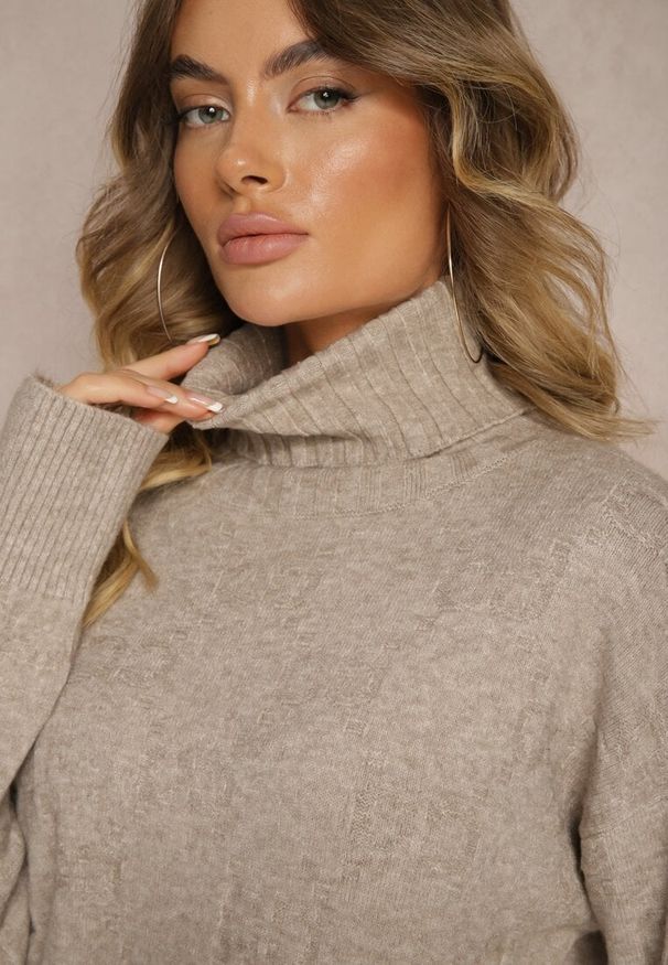 Renee - Szaro-Beżowy Golf o Klasycznym Kroju Savelle. Okazja: na co dzień. Typ kołnierza: golf. Kolor: beżowy. Materiał: jeans. Długość rękawa: długi rękaw. Długość: długie. Styl: klasyczny