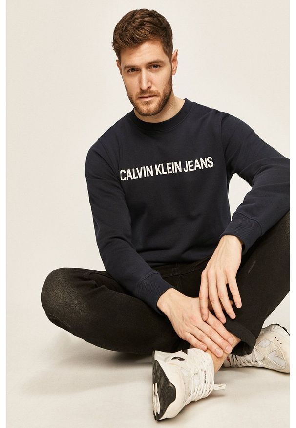 Calvin Klein Jeans - Bluza J30J307757.NOS. Okazja: na co dzień. Kolor: niebieski. Wzór: nadruk. Styl: casual