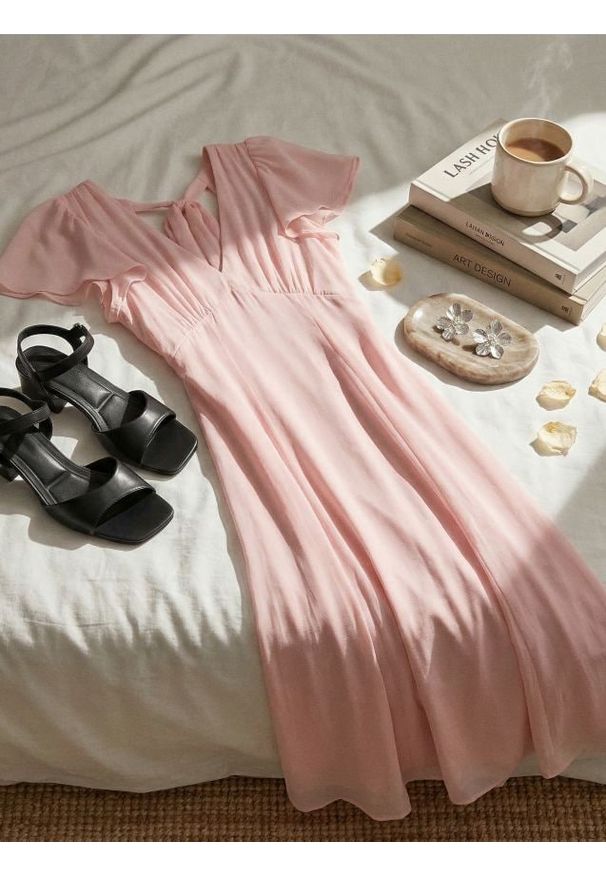 Sinsay - Sukienka midi z głębokim dekoltem na plecach, z wiskozą - różowy. Kolor: różowy. Materiał: wiskoza. Długość: midi