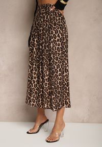 Renee - Beżowa Rozkloszowana Spódnica z Wiskozy w Panterkę High Waist z Gumką w Talii Vimashira. Okazja: na spacer. Stan: podwyższony. Kolor: beżowy. Materiał: wiskoza. Wzór: motyw zwierzęcy. Sezon: lato