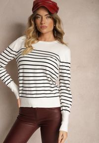 Renee - Biały Sweter z Wiskozą Bawełną z Nitami w Paski Vitita. Okazja: na co dzień. Kolor: biały. Materiał: bawełna, wiskoza. Wzór: paski. Styl: klasyczny, elegancki, casual