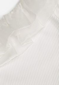 Renee - Biała Elegancka Prążkowana Bluzka Top na Jedno Ramię z Falbanką Actaleia. Okazja: na randkę. Kolor: biały. Materiał: prążkowany. Styl: elegancki #3