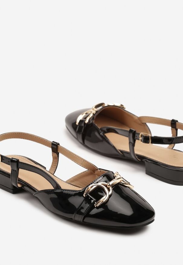 Renee - Czarne Sandały Lakierowane Slingback Ozdobione Metalową Aplikacją Sonoriana. Okazja: na co dzień. Zapięcie: sprzączka. Kolor: czarny. Materiał: lakier. Wzór: aplikacja. Obcas: na obcasie. Styl: elegancki, casual. Wysokość obcasa: średni