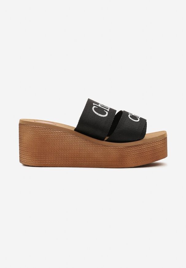 Renee - Czarne Klapki na Koturnie z Ozdobnym Napisem Galevelis. Okazja: na co dzień. Kolor: czarny. Materiał: jeans. Wzór: napisy. Sezon: lato. Obcas: na koturnie. Styl: casual