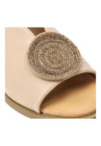 Sandały damskie Filippo, cholewka ze skóry ekologicznej na płaskiej podeszwie z elegancką broszką, beżowe, DS6229/26. Kolor: beżowy. Materiał: skóra ekologiczna. Obcas: na płaskiej podeszwie. Styl: elegancki #6