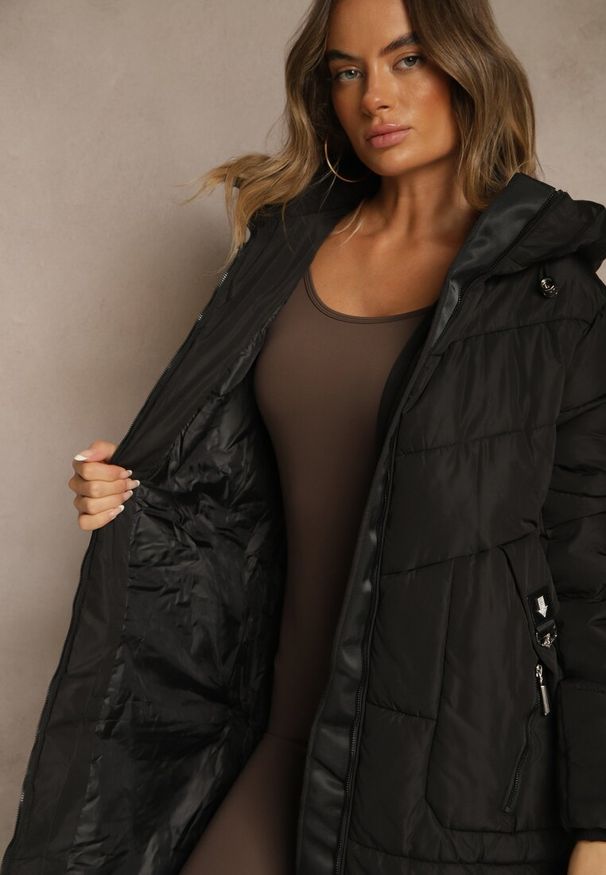 Renee - Czarna Pikowana Kurtka z Kapturem i Bocznymi Suwakami Lundrie. Okazja: na co dzień. Typ kołnierza: kaptur. Kolor: czarny. Materiał: poliester, dzianina, jeans. Sezon: zima. Styl: casual