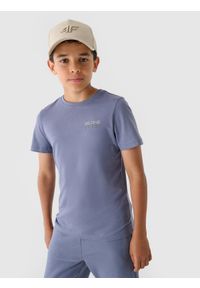 4f - 4F T-shirt z nadrukiem chłopięcy - niebieski 158 (12-13 lat). Okazja: na co dzień. Kolor: niebieski. Materiał: bawełna, jersey, dzianina. Długość rękawa: krótki rękaw. Długość: krótkie. Wzór: nadruk. Sezon: lato. Styl: sportowy, klasyczny, casual