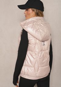 Renee - Jasnoróżowa Pikowana Kamizelka z Troczkami i Odpinanym Kapturem Arrelarra. Okazja: na co dzień, na spacer. Kolor: różowy. Materiał: jeans. Styl: klasyczny, sportowy, casual, elegancki #4