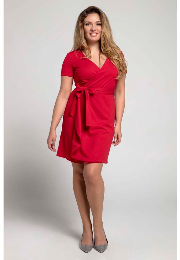 Nommo - Czerwona Kobieca Sukienka Kopertowa PLUS SIZE. Kolekcja: plus size. Kolor: czerwony. Materiał: poliester, wiskoza. Typ sukienki: dla puszystych, kopertowe
