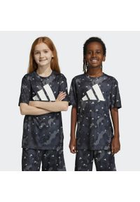Adidas - Train Essentials Seasonal AEROREADY Allover Print Regular-Fit Tee. Kolor: szary, biały, wielokolorowy. Materiał: materiał. Wzór: nadruk. Sport: joga i pilates