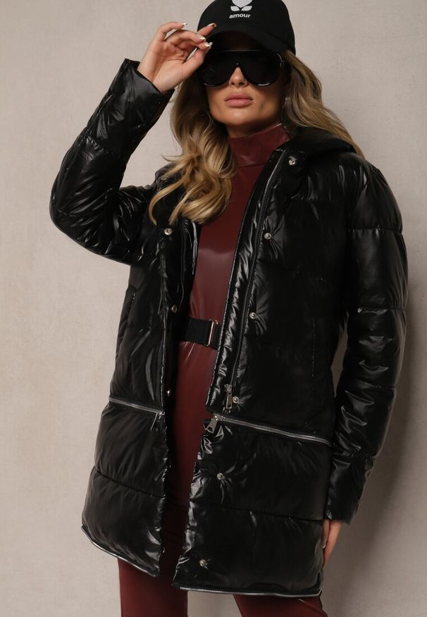 Renee - Czarna Pikowana Kurtka z Kapturem o Regulowanej Długości Anstrina. Okazja: na co dzień. Typ kołnierza: kaptur. Kolor: czarny. Materiał: jeans. Styl: elegancki, casual