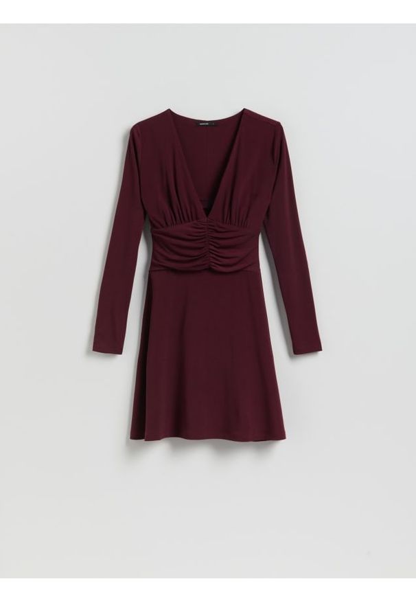 Reserved - Sukienka z marszczeniami - ciemnofioletowy. Kolor: fioletowy. Materiał: dzianina. Wzór: gładki. Typ sukienki: proste