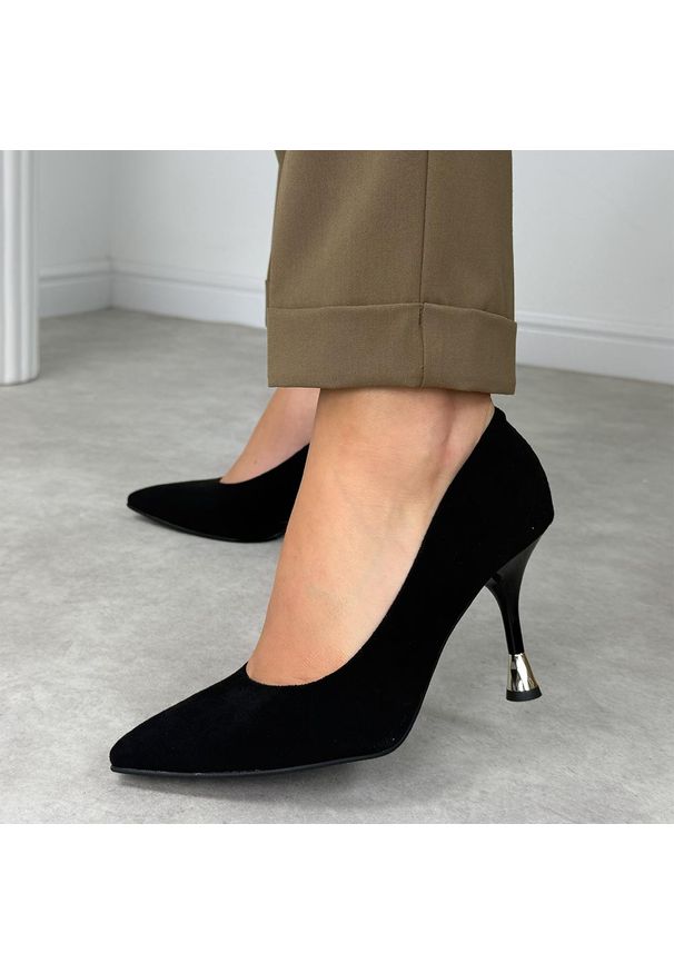 Czarne zamsz Polskie szpilki damskie Suzana 2201. Kolor: czarny. Materiał: zamsz. Szerokość cholewki: normalna. Sezon: wiosna, lato, jesień. Obcas: na szpilce. Styl: wizytowy, klasyczny, elegancki. Wysokość obcasa: średni