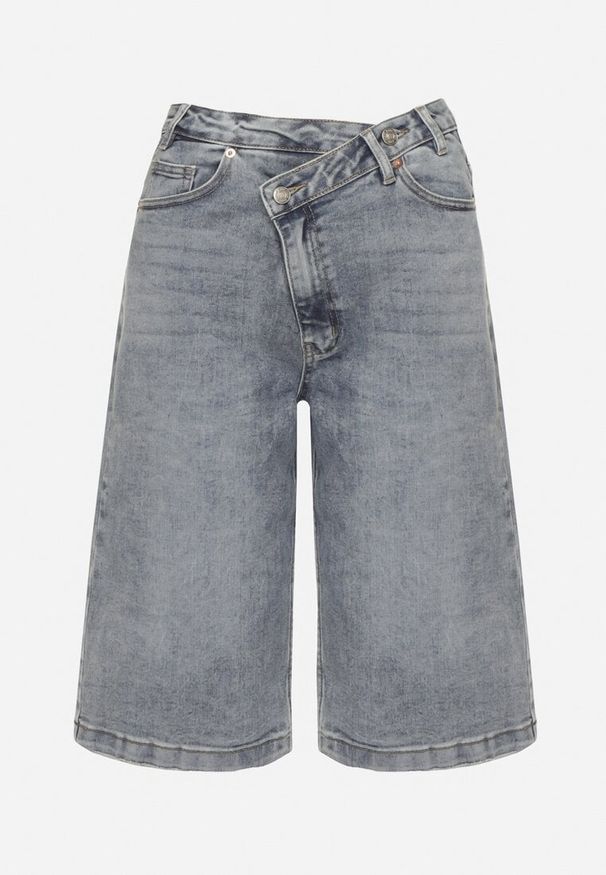 Born2be - Niebieskie Szorty Jeansowe Bermudy z Asymetrycznym Zapięciem Liladea. Okazja: na co dzień. Kolor: niebieski. Materiał: jeans. Długość: długie. Styl: elegancki, casual