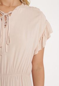 Born2be - Beżowa Sukienka z Gumką w Pasie Ozdobiona Falbanką i Wiązana Materiałowym Paskiem Tiamalou. Typ kołnierza: dekolt w łódkę. Kolor: beżowy. Materiał: materiał. Długość rękawa: krótki rękaw. Wzór: aplikacja #4