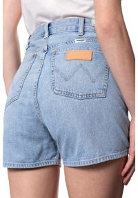 Wrangler - DAMSKIE SPODENKI WRANGLER RETRO SHORT TUBBLE BLUE W29SFH17J. Stan: podwyższony. Kolor: niebieski. Styl: retro