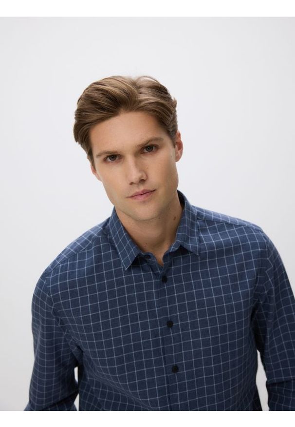 Reserved - Koszula regular z bawełny egipskiej - granatowy. Kolor: niebieski. Materiał: bawełna