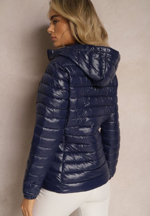 Renee - Granatowa Pikowana Kurtka z Odpinanym Kapturem Telianna. Kolor: niebieski. Styl: elegancki