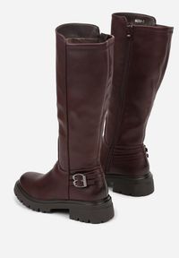 Born2be - Bordowe Kozaki Oficerki na Grubej Podeszwie Zdobione Klamrami przy Kostce Saliseva. Okazja: do pracy, na spotkanie biznesowe. Zapięcie: klamry. Kolor: czerwony. Materiał: jeans. Wzór: aplikacja. Styl: klasyczny, elegancki, biznesowy #5