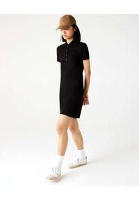 Lacoste - LACOSTE - Czarna bawełniana sukienka z logo. Typ kołnierza: polo. Kolor: czarny. Materiał: bawełna. Wzór: aplikacja. Typ sukienki: proste. Długość: mini #6
