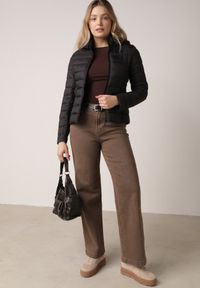 Born2be - Czarna Taliowana Przejściowa Kurtka Pikowana z Odpinanym Kapturem Zinnorae. Okazja: na co dzień. Kolor: czarny. Materiał: jeans, nylon. Styl: casual #4