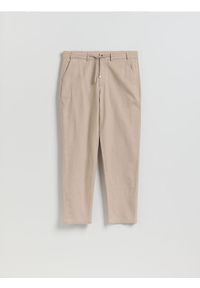 Reserved - Spodnie chino regular fit - beżowy. Kolor: beżowy. Materiał: tkanina, len