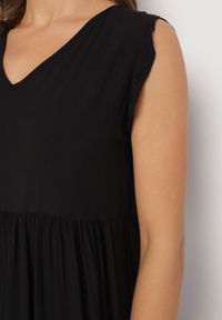 Born2be - Czarna Bawełniana Sukienka Ozdobiona Falbankami Aveliova. Okazja: na co dzień, na spacer, na imprezę. Typ kołnierza: kołnierz z falbankami. Kolor: czarny. Materiał: bawełna. Wzór: aplikacja. Typ sukienki: proste. Styl: casual, elegancki. Długość: midi #2