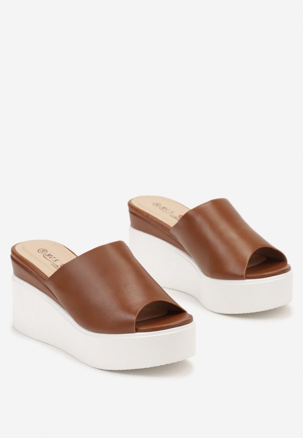 Born2be - Brązowe Klapki na Koturnie i Platformie z Gładkiej Ekoskóry Navrume. Okazja: na plażę. Kolor: brązowy. Wzór: gładki. Obcas: na koturnie