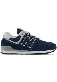 Buty New Balance GC574EVN – granatowe. Okazja: na co dzień. Kolor: niebieski. Materiał: guma, syntetyk, zamsz, materiał, skóra. Szerokość cholewki: normalna. Model: New Balance 574. Sport: turystyka piesza
