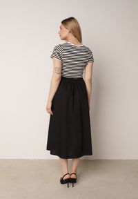 Born2be - Czarno-Biała Rozkloszowana Sukienka z Bawełny z Górą w Paski Aethephaia. Okazja: na co dzień. Kolor: czarny. Materiał: bawełna. Wzór: paski. Sezon: lato. Typ sukienki: proste, rozkloszowane. Styl: klasyczny, casual #3