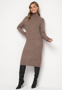 Born2be - Brązowa Sweterkowa Sukienka z Wełną Bawełną i Golfem o Pudełkowym Kroju Akenavia. Okazja: na co dzień. Typ kołnierza: golf. Kolor: brązowy. Materiał: wełna, bawełna. Styl: casual, elegancki #1
