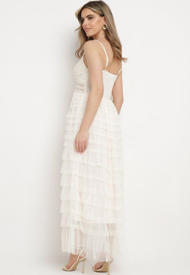 Born2be - Beżowa Sukienka na Regulowanych Ramiączkach z Koronką i Falbankami DIoenama. Okazja: na co dzień. Typ kołnierza: kołnierz z falbankami. Kolor: beżowy. Materiał: koronka. Długość rękawa: na ramiączkach. Wzór: koronka. Styl: casual