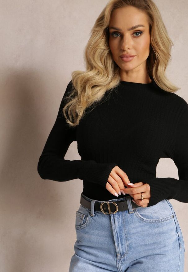 Renee - Czarny Dopasowany Sweter z Prążkami i Ozdobnym Tłoczeniem Linametta. Kolor: czarny. Materiał: jeans. Wzór: prążki. Styl: elegancki