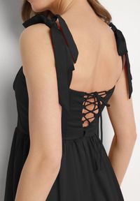 Born2be - Czarna Rozkloszowana Sukienka Vices na Wiązanych Ramiączkach Natavine. Okazja: na co dzień, na imprezę. Typ kołnierza: dekolt kwadratowy. Kolor: czarny. Materiał: poliester, jeans. Długość rękawa: na ramiączkach. Sezon: lato. Styl: casual, klasyczny #5