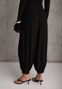 Renee - Czarne Spodnie High Waist o Kroju Balloon Mezesha. Okazja: na co dzień. Stan: podwyższony. Kolor: czarny. Długość: krótkie. Styl: boho, casual #4